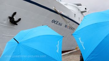 Hansa Touristik Regenschirme und MS Ocean Majesty. Foto: Oliver Asmussen/oceanliner-pictures.com