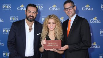 Shakira übernimmt den Grundstein für ihr Schulprojekt in Kolumbien von Neil Palomba (r) Präsenident von Costa Crociere und Luca Casaura_Costa Crociere Senior Vice President Global Startegic Marketing (l). Foto: Costa Crociere