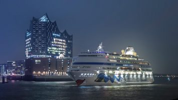 AIDAcara wird mit einer Hafenrundfahrt verabschiedet. Foto: AIDA Cruises
