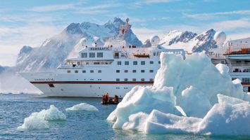 Drei Welten am nördlichen Polarkreis erleben die Gäste der Expedition Island, Norwegen und Spitzbergen von Bord der Hanseatic aus. Foto: Hapag-Lloyd Cruises