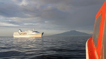 MS Ocean Majesty vor dem Vesuv. / Foto: Oliver Asmussen/oceanliner-pictures.com