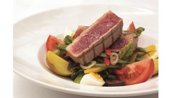 Das Mittagsangebot im Grand Dining Room umfasst unter anderen _Salade niçoise. Foto: Oceania Cruises