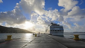 MS Hamburg Pier Road Town, Tortola. / Foto: Oliver Asmussen/oceanliner-pictures.com