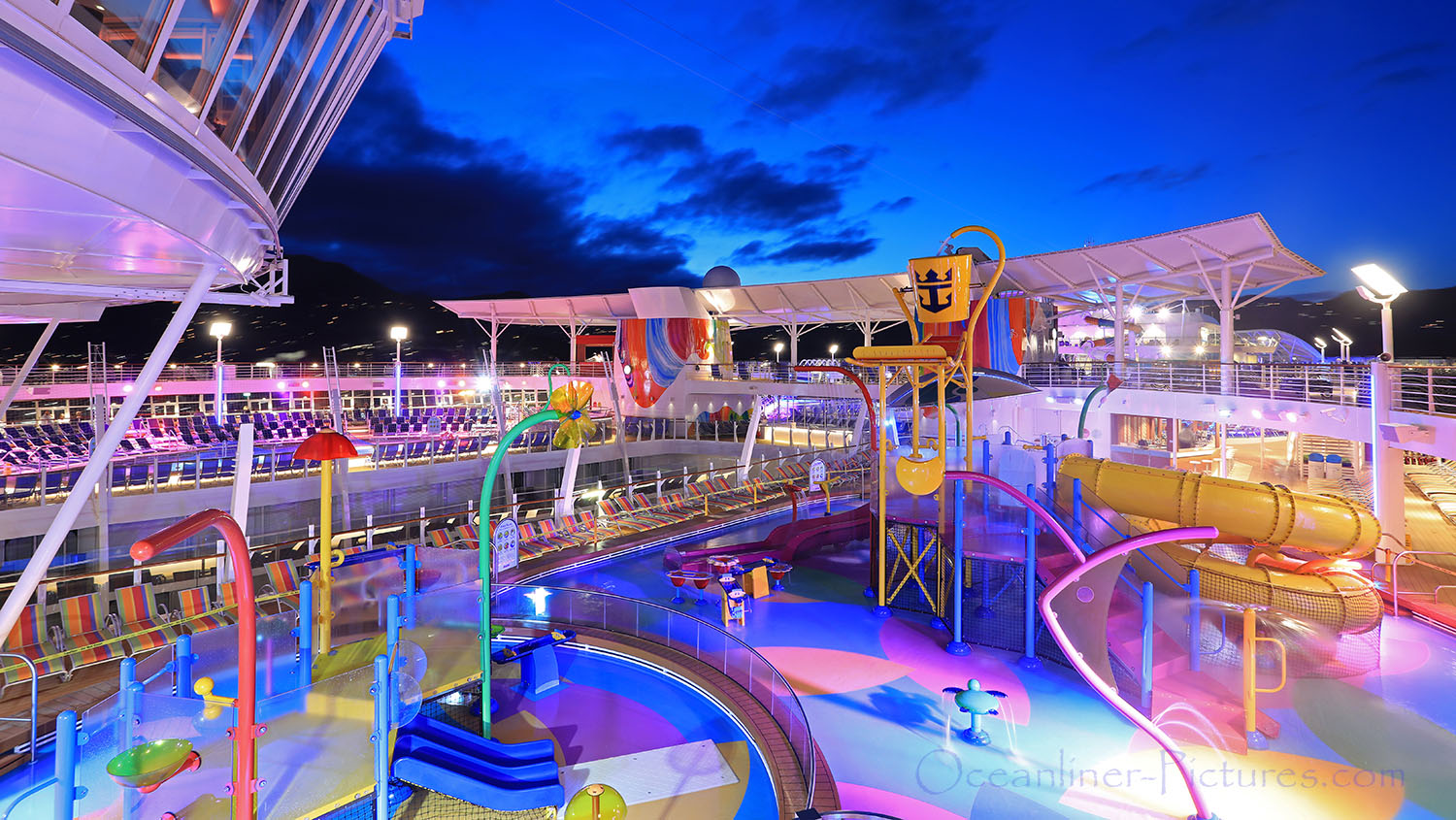 Splashaway Bay pool am Abend Symphony of the Seas. / Foto: Oliver Asmussen/oceanliner-pictures.com