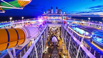 Symphony of the Seas Panoramablick über Central Park und Poolbereich. / Foto: Oliver Asmussen/oceanliner-pictures.com