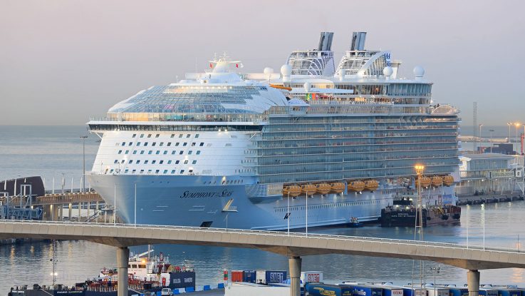 Symphony of the Seas in Barcelona. / Foto: Oliver Asmussen/oceanliner-pictures.com
