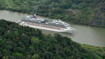 Die Carnival Splendor im Panamakanal. Foto: carnival Cruise Line