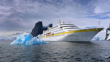 Die MS Hamburg steuert die Antarktis an. Foto: Plantours Kreuzfahrten