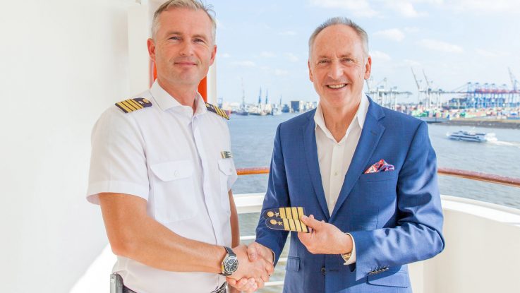 Kapitän Ulf Sodemann und Karl J. Pojer, CEO von Hapag-Lloyd Cruises. Foto: Hapag-Lloyd Cruises