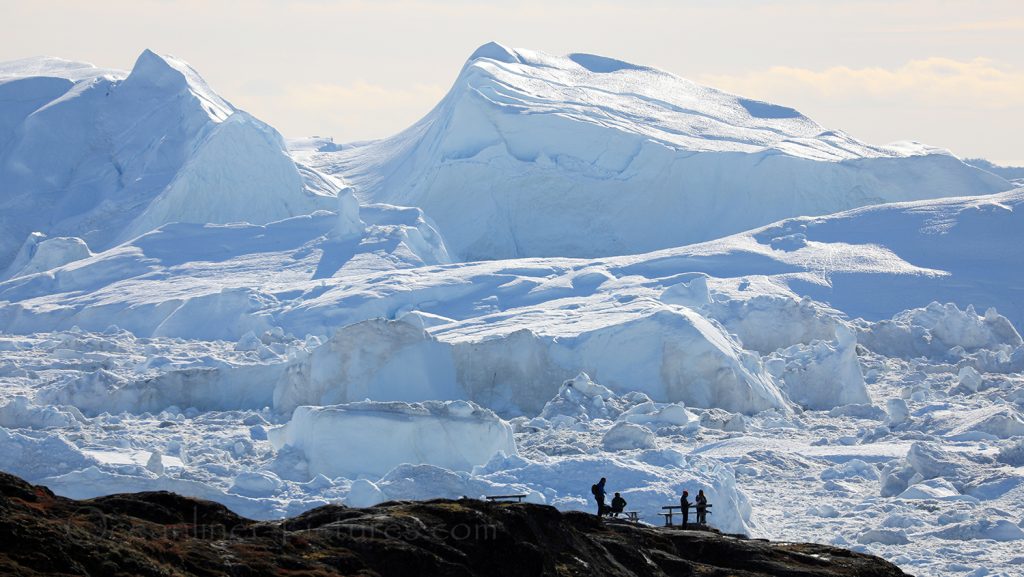 Blick auf den Eisfjord mit Menschen vor den Eisbergen, Ilulissat, Grönland / Foto: Oliver Asmussen/oceanliner-pictures.com