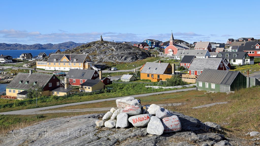 Blick auf die historische Altstadt und Hans Egede Statue in Nuuk, Grönland / Foto: Oliver Asmussen/oceanliner-pictures.com