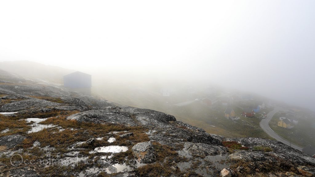 Dichter Nebel über Qaqortoq, Grönland / Foto: Oliver Asmussen/oceanliner-pictures.com