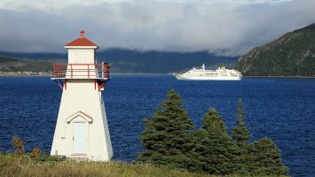 Lighthouse Woody Point, Newfoundland und MS Hamburg / Foto: Oliver Asmussen/oceanliner-pictures.com