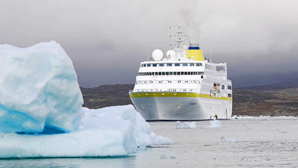 MS Hamburg bei Saqqaq in Grönland / Foto: Oliver Asmussen/oceanliner-pictures.com