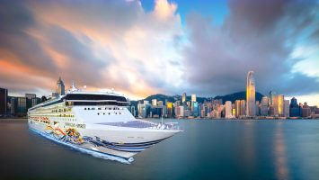 Die Norwegian Spirit vor der Skyline in Hong Kong. Foto. Norwegian Cruise Line