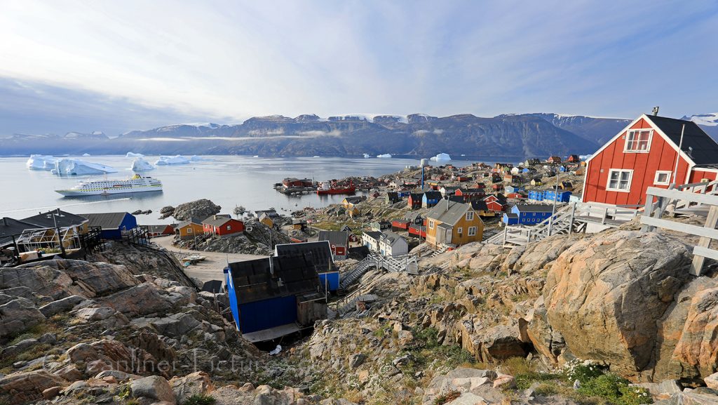 Panoramablick auf MS Hamburg und Uumannaq, Grönland / Foto: Oliver Asmussen/oceanliner-pictures.com