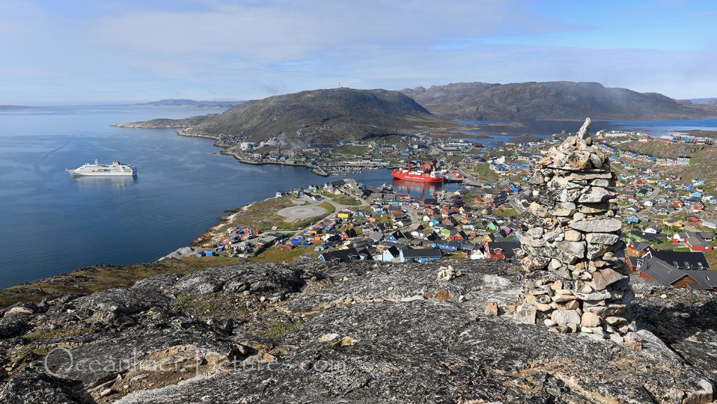 Panoramablick über Qaqortoq in Greenland mit MS Hamburg / Foto: Oliver Asmussen/oceanliner-pictures.com