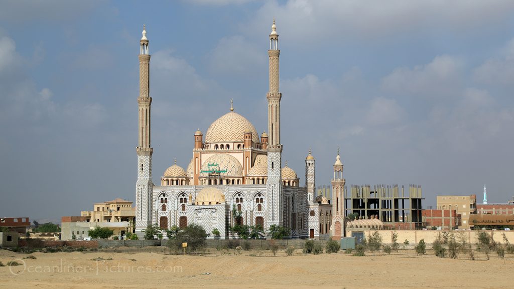 Blick auf eine Moschee in Ägypten, auf dem Weg nach Kairo / Foto: Oliver Asmussen/oceanliner-pictures.com