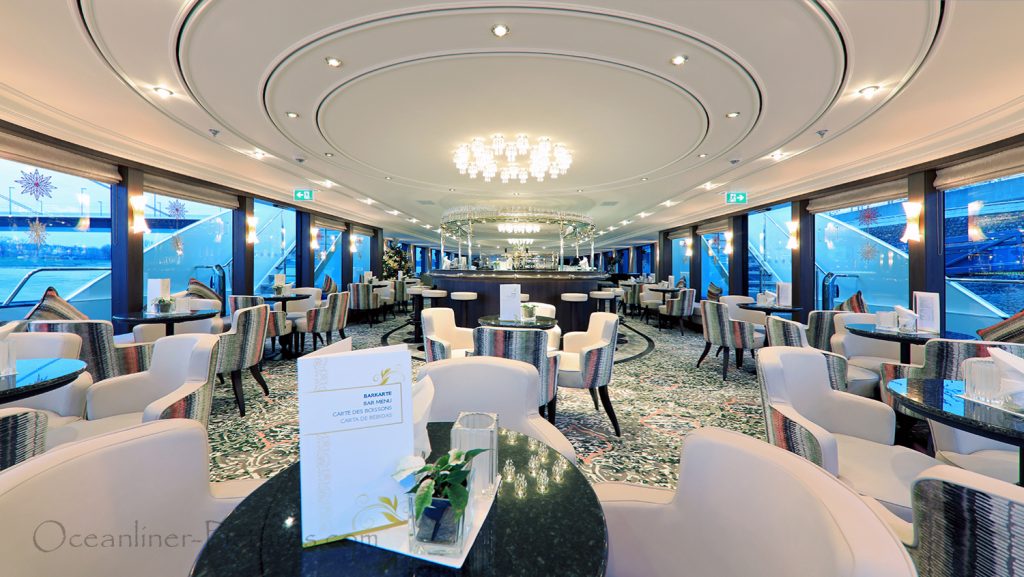 Panorama-Lounge mit Bar, Blick zum Heck der MS William Wordsworth / Foto: Oliver Asmussen/oceanliner-pictures.com