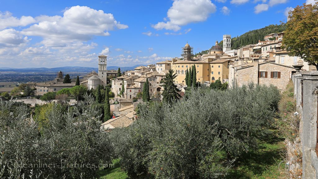 Panoramablick vom Piazza Santa Chiara in Assisi / Foto: Oliver Asmussen/oceanliner-pictures.com