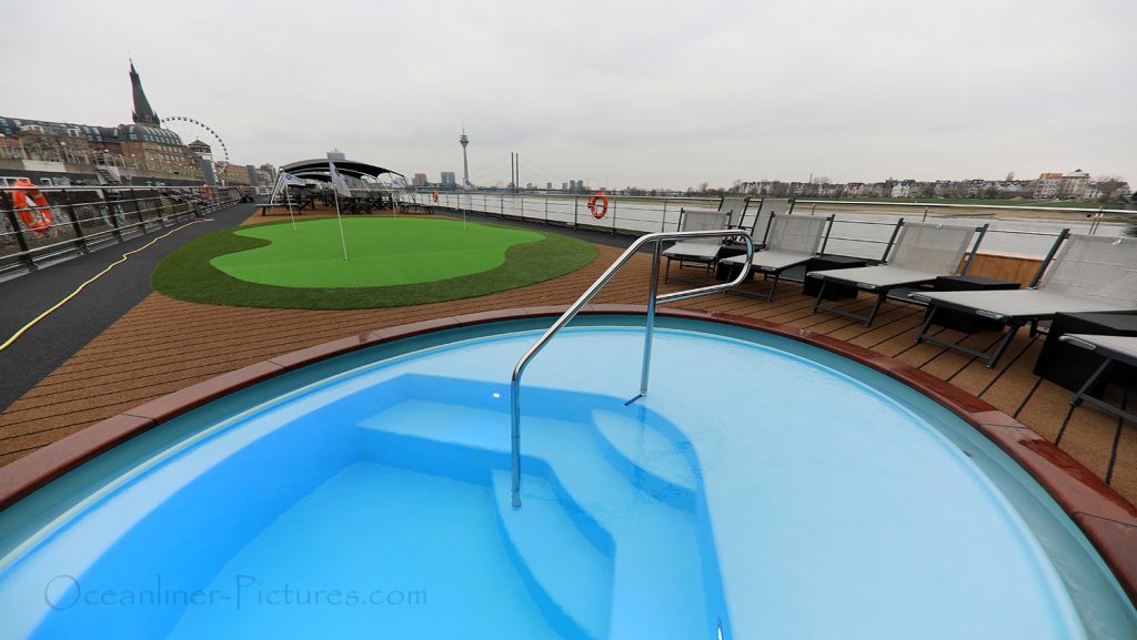 Pool und Minigolf MS William Wordsworth / Foto: Oliver Asmussen/oceanliner-pictures.com