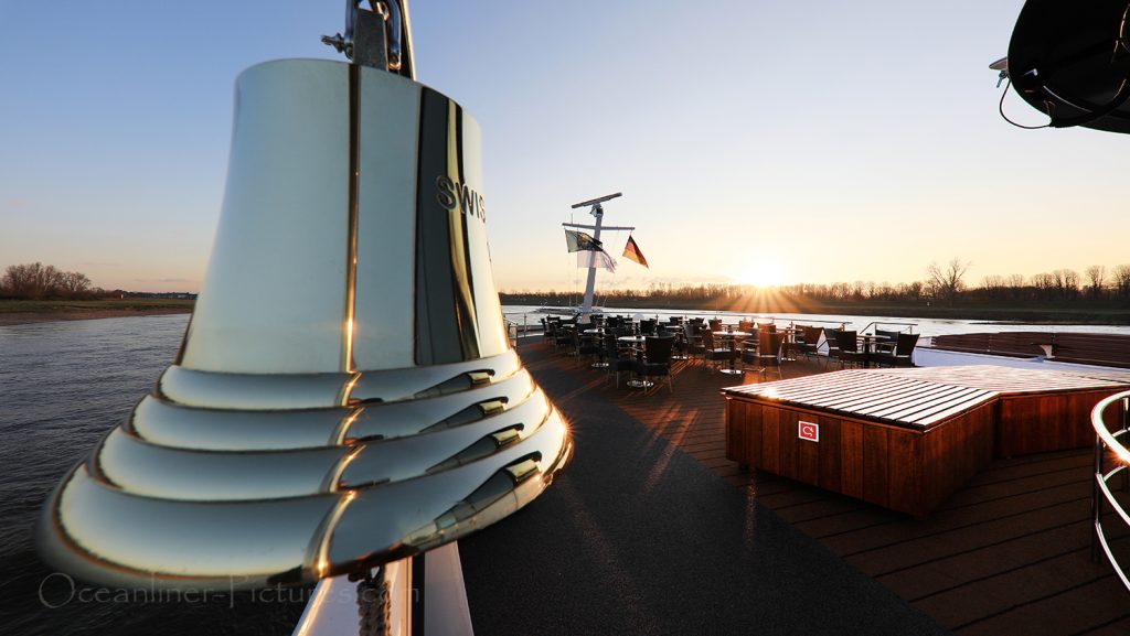 Schiffsglocke Swiss Tiara und Sonnendeck Loungebereich / Foto: Oliver Asmussen/oceanliner-pictures.com