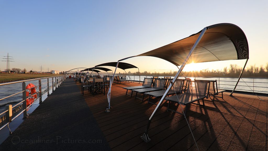 Sonnendeck mit Sonnensegeln MS Swiss Tiara / Foto: Oliver Asmussen/oceanliner-pictures.com