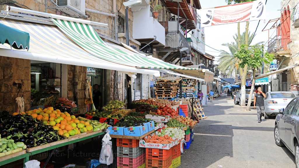 Straßenszene in Haifa mit Markt / Foto: Oliver Asmussen/oceanliner-pictures.com