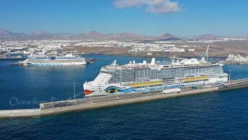 AIDAnova und AIDAstella im Hafen von Lanzarote / Foto: Oliver Asmussen/oceanliner-pictures.com