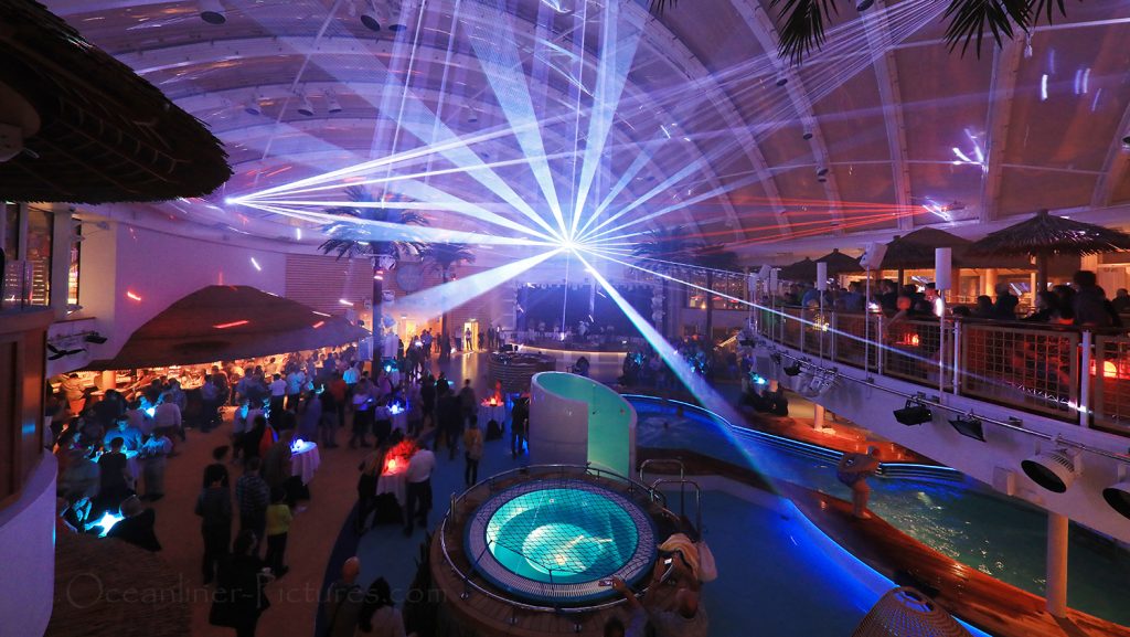 Lasershow im Beach Club AIDAnova / Foto: Oliver Asmussen/oceanliner-pictures.com