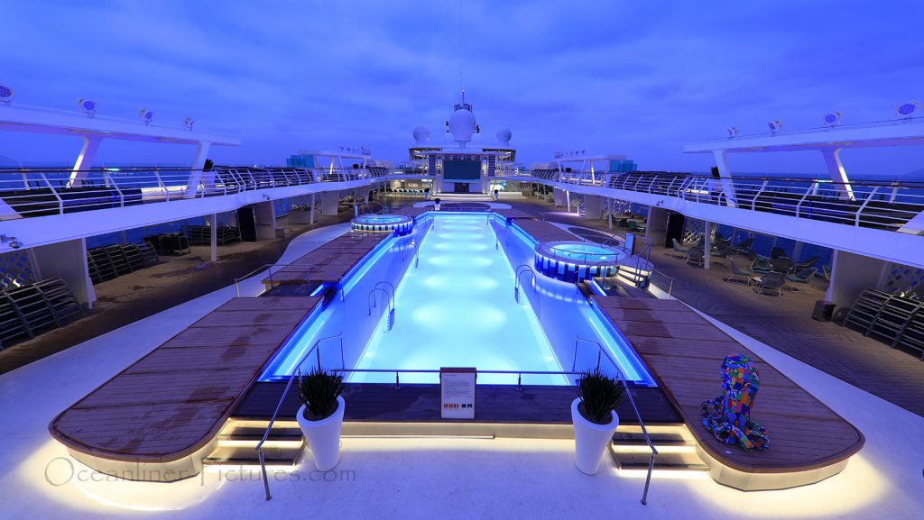 Swimmingpool und Sonnendeck neue Mein Schiff 2 / Foto: Oliver Asmussen/oceanliner-pictures.com