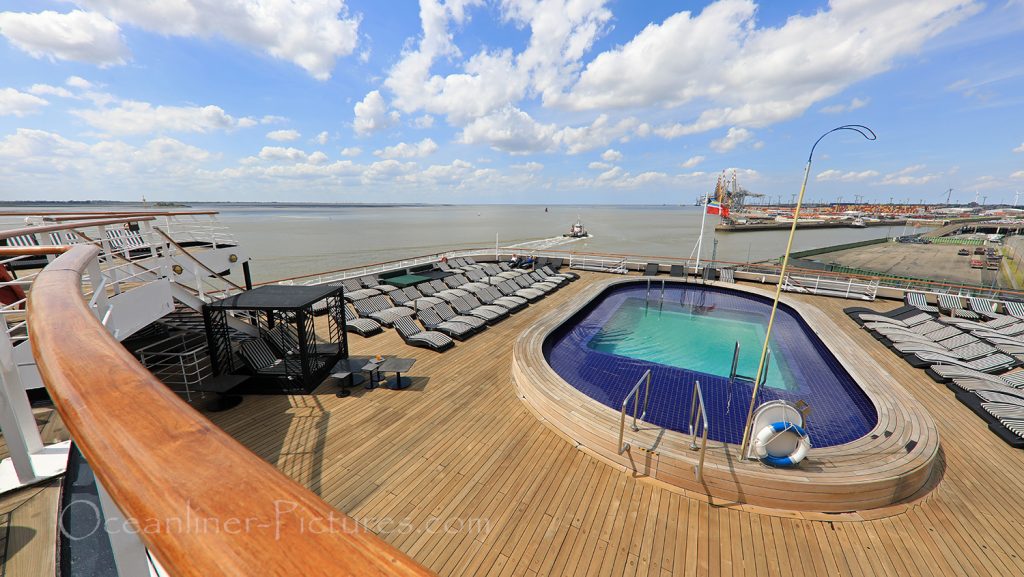 Sonnendeck am Oasis Pool Vasco Da Gama / Foto: Oliver Asmussen/oceanliner-pictures.com