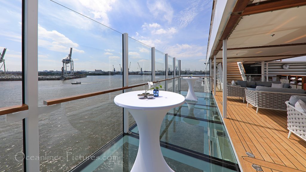 Der Glasbalkon Hanseatic nature Backbordseite / Foto: Oliver Asmussen/oceanliner-pictures.com