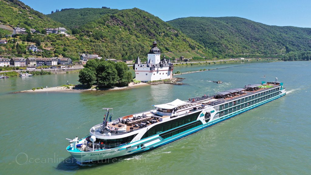 MS Anna Katharina vor Burg Pfalzgrafenstein auf dem Rhein / Foto: Oliver Asmussen/oceanliner-pictures.com