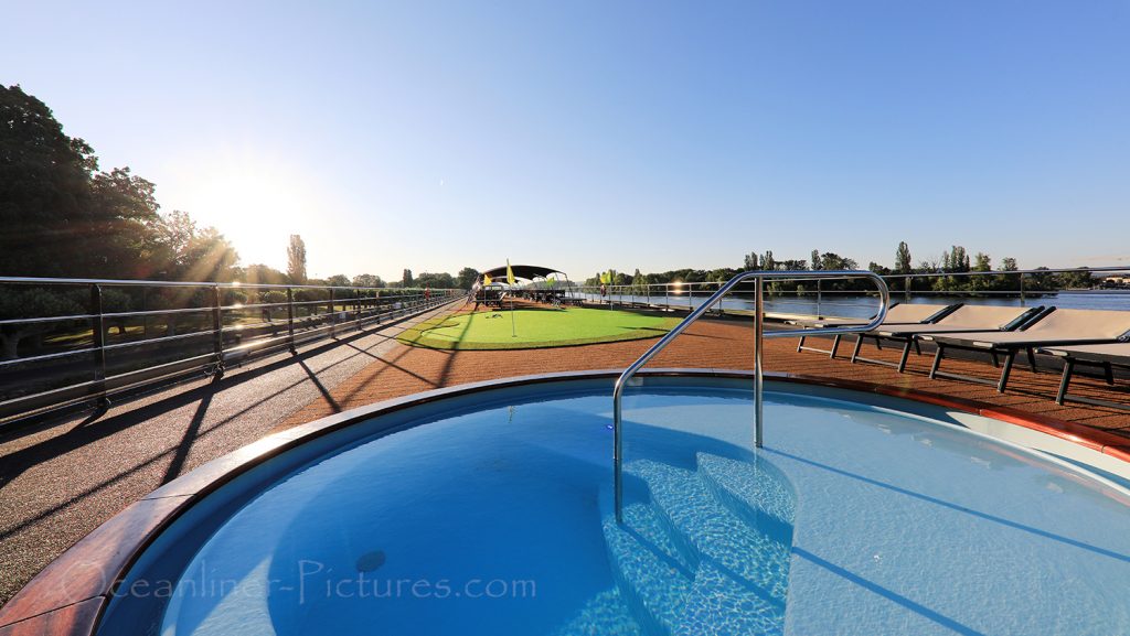 Sonnendeck und Putting Green MS Anna Katharina / Foto: Oliver Asmussen/oceanliner-pictures.com