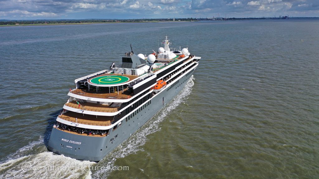 Die World Explorer von nicko cruises auf dem Weg nach Hamburg / Foto: Oliver Asmussen/oceanliner-pictures.com