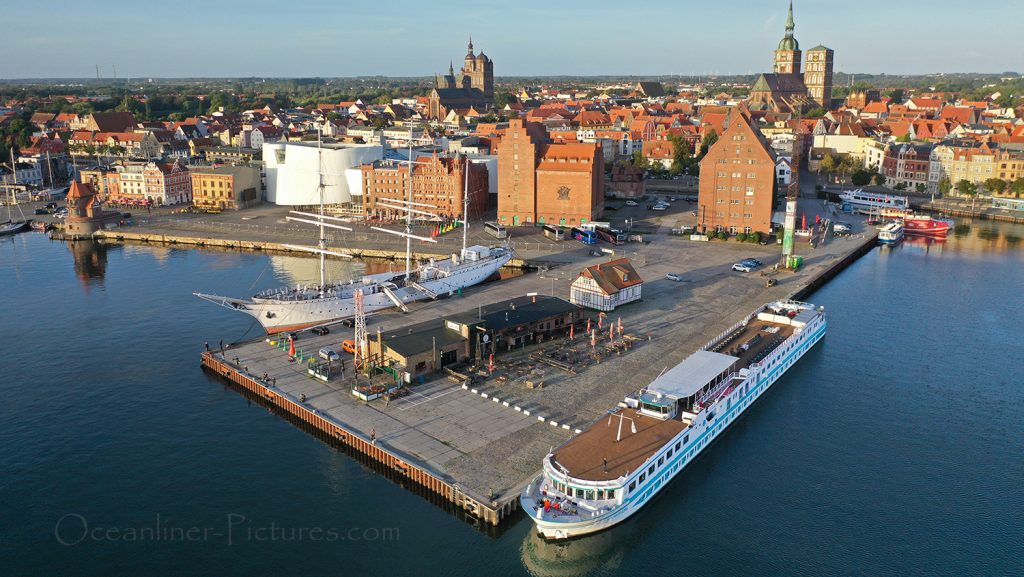 Junker Joerg in Stralsund / Foto: Oliver Asmussen/oceanliner-pictures.com