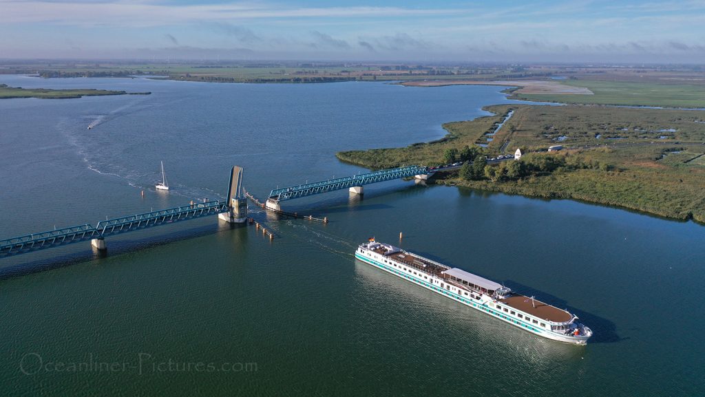 Junker Joerg passiert Peenebrücke Zecherin / Foto: Oliver Asmussen/oceanliner-pictures.com