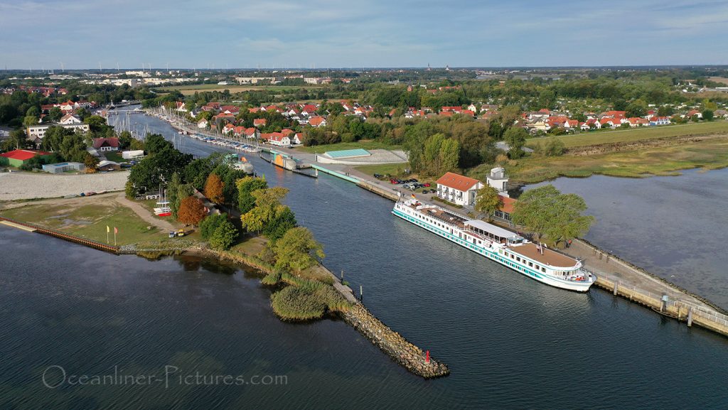 MS Junker Joerg am Anleger Greifswald-Wieck / Foto: Oliver Asmussen/oceanliner-pictures.com