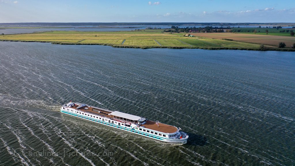 MS Junker Joerg bei Zecherin / Foto: Oliver Asmussen/oceanliner-pictures.com