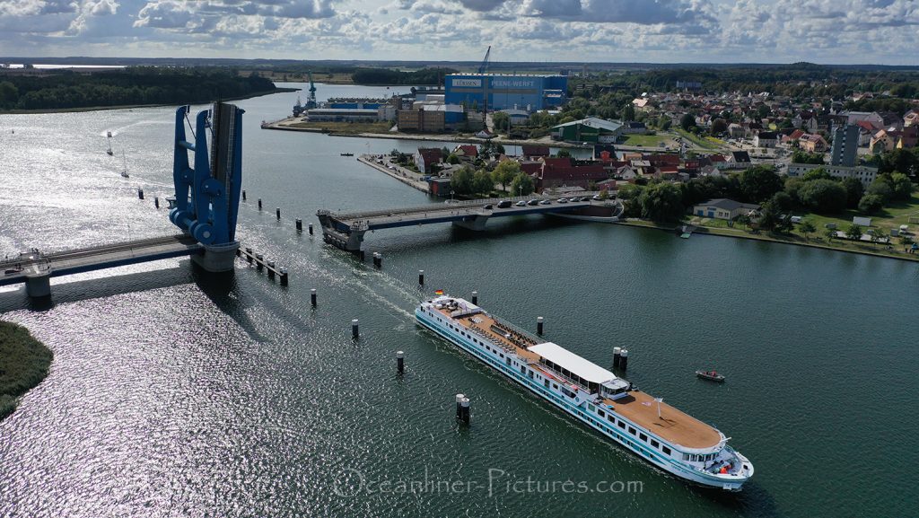 MS Junker Joerg passiert Peenebrücke Wolgast / Foto: Oliver Asmussen/oceanliner-pictures.com