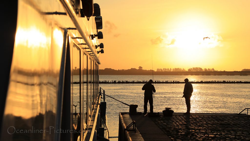 Sonnenaufgang Stralsund mit MS Junker Jörg 14.09.2019 / Foto: Oliver Asmussen/oceanliner-pictures.com