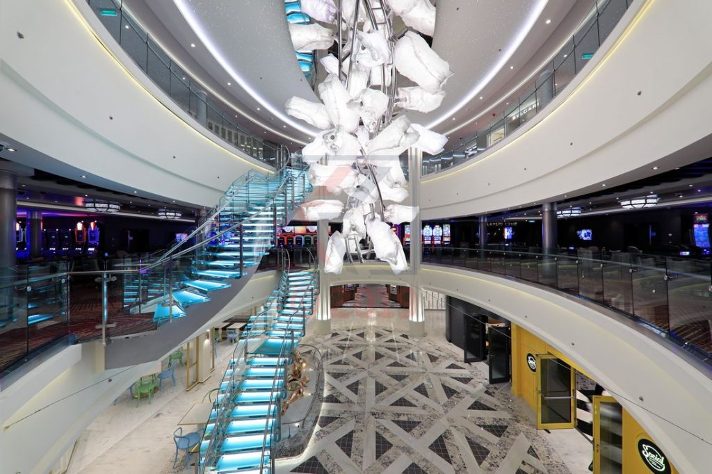 Atrium und Kronleuchter Norwegian Encore / Foto: Oliver Asmussen/oceanliner-pictures.com