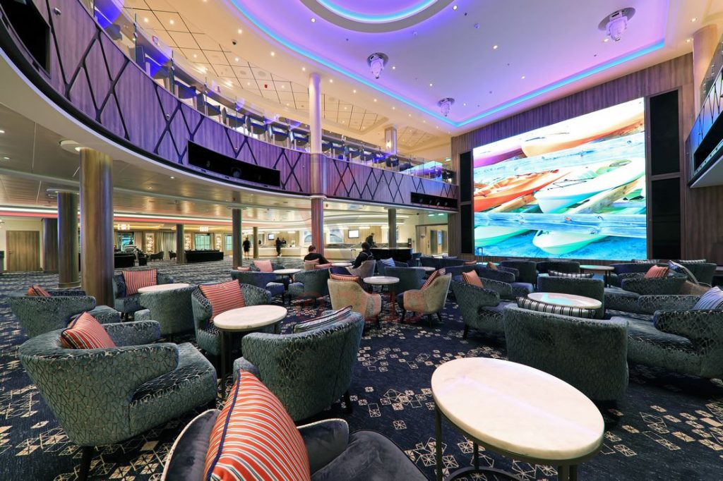 Blick in das kleine Atrium bei Rezeption und Atrium Bar Norwegian Encore / Foto: Oliver Asmussen/oceanliner-pictures.com