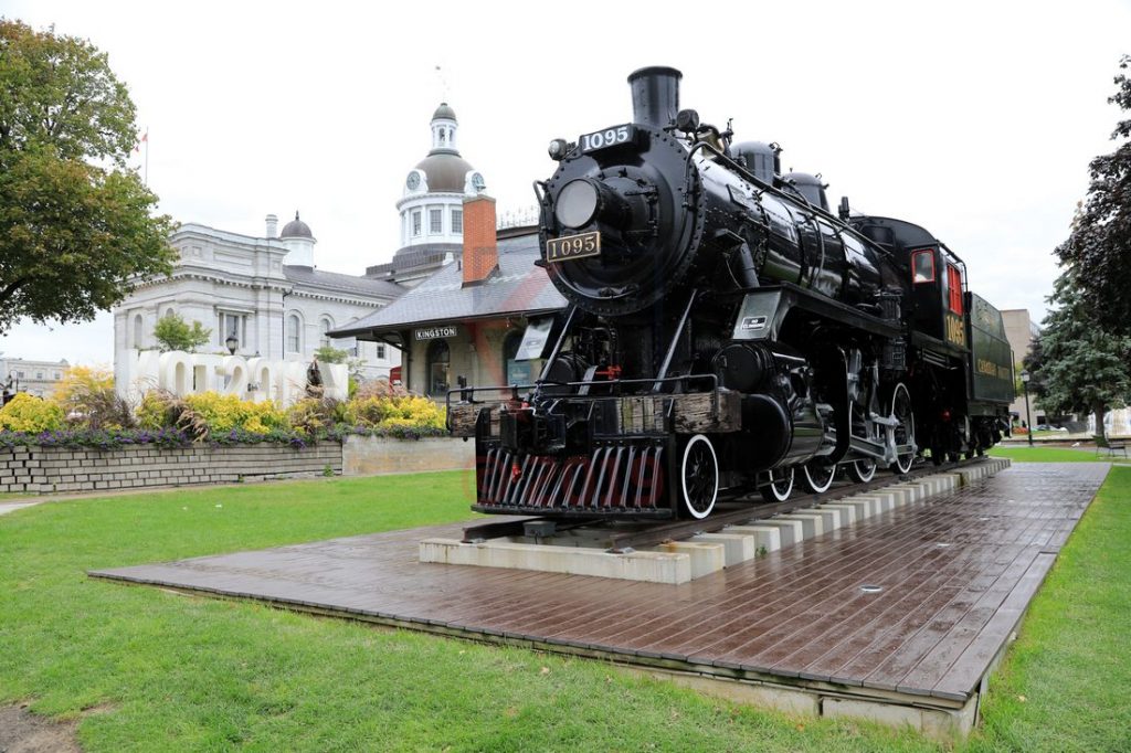 Engine 1095 The Spirit of Sir John A., alter Bahnhof und Rathaus Kingston / Foto: Oliver Asmussen/oceanliner-pictures.com