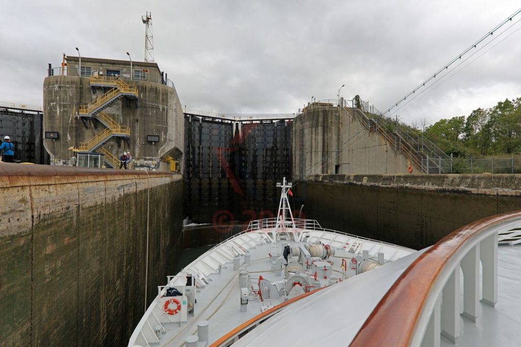 MS Hamburg in einer Schleuse vom Wellandkanal / Foto: Oliver Asmussen/oceanliner-pictures.com