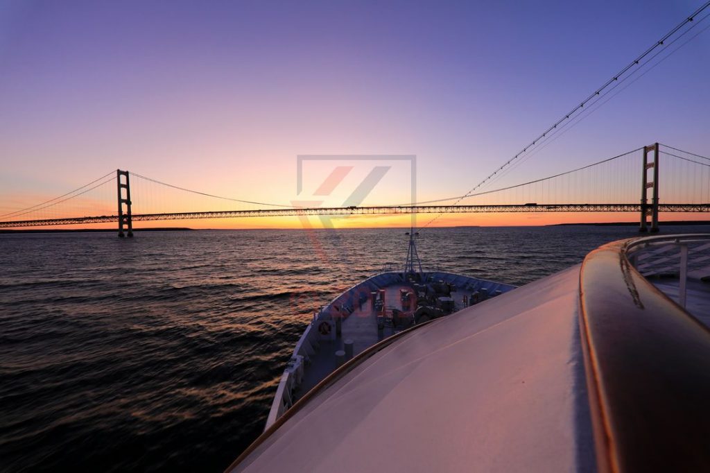 MS Hamburg vor Mackinac Bridge / Foto: Oliver Asmussen/oceanliner-pictures.com