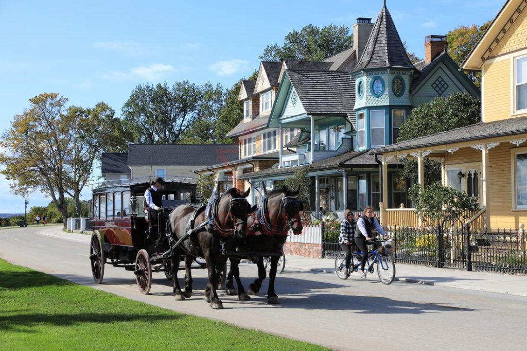 Pferdekutschen und viktorianische Villen auf Mackinac Island / Foto: Oliver Asmussen/oceanliner-pictures.com