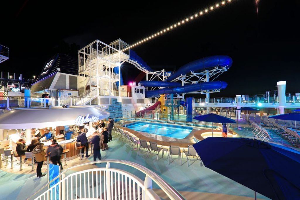 Sun Deck, Pool, Aqua Racer und Waves Bar Norwegian Encore / Foto: Oliver Asmussen/oceanliner-pictures.com