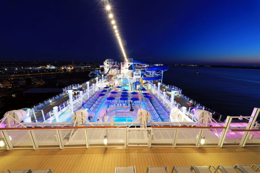 Sun Deck und Wasserrutschen abends Norwegian Encore / Foto: Oliver Asmussen/oceanliner-pictures.com